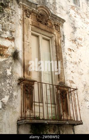 Architektonische Besonderheiten im historischen Zentrum von Martina Franca, Italien Stockfoto