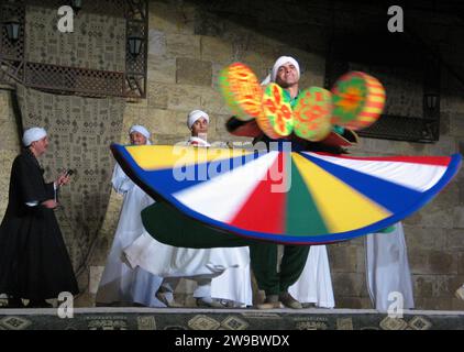 Ein Sufi wirbelnder Tänzer dreht sich während einer Zeremonie in der Zitadelle von Kairo in Kairo, Ägypten. Stockfoto