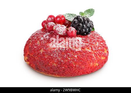 Kuchen-Shu-Eclairs mit Beeren und rotem Crumble isoliert auf weißem Hintergrund Stockfoto