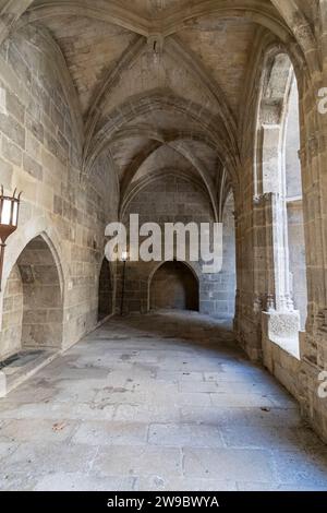 Innenkorridor in einem alten Wahrzeichen Gebäude mit gotischem Bogen in einer mittelalterlichen Architektur in Narbonne, Frankreich Stockfoto