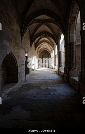 Innenkorridor in einem alten Wahrzeichen Gebäude mit gotischem Bogen in einer mittelalterlichen Architektur in Narbonne, Frankreich Stockfoto