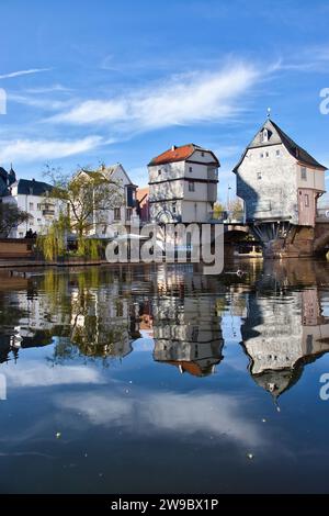 Bad Kreuznach, Deutschland - 25. April 2021: Brueckenhaeuse mit Reflexionen an der Alten nahe-Brücke in Bad Kreuznach an einem Frühlingnachmittag. Stockfoto