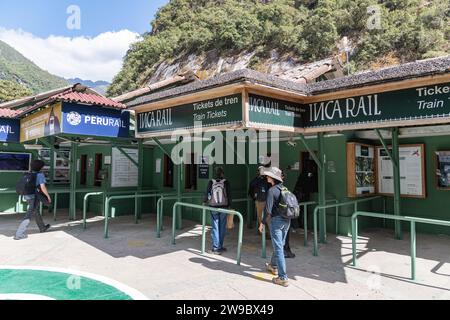 Der Eingang zum Perurail-Bahnhof in Aguas Calientes in der Nähe von Machu Picchu in Peru Stockfoto