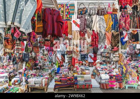 Mercado de Artesanias Markt in Aguas Calientes in der Nähe von Machu Picchu, Peru Stockfoto