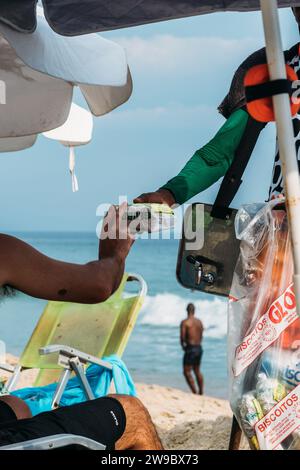 Rio de Janeiro, Brasilien - 25. Dezember 2023: Globo Biscuit Salesman am Leblon Beach in Rio de Janeiro, Brasilien Stockfoto