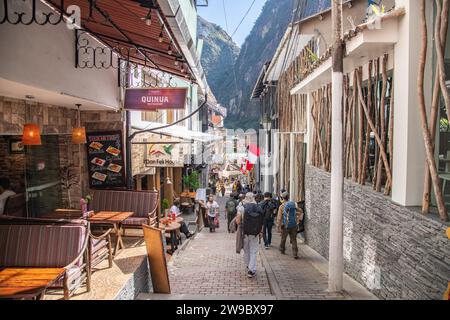 Eine Fußgängerzone durch Aguas Calientes in der Nähe von Machu Picchu in Peru Stockfoto