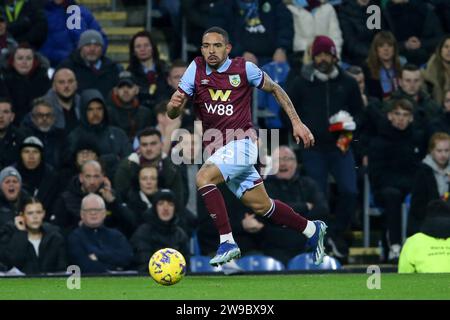 Burnley, Großbritannien. Dezember 2023. Vitinho von Burnley in Aktion. Premier League Match, Burnley gegen Liverpool im Turf Moor in Burnley, Lancs am zweiten Weihnachtsfeiertag, Dienstag, den 26. Dezember 2023. Dieses Bild darf nur für redaktionelle Zwecke verwendet werden. Nur redaktionelle Verwendung, Bild von Chris Stading/Andrew Orchard Sportfotografie/Alamy Live News Credit: Andrew Orchard Sportfotografie/Alamy Live News Stockfoto