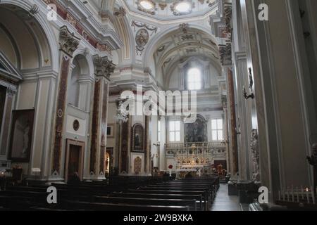 Martina Franca, Italien. Das Innere der Chiesa del Carmine aus dem 18. Jahrhundert. Stockfoto