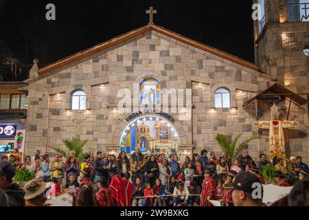 Eine Zeremonie-Prozession in Aguas Calientes, Peru, feiert den Jahrestag, an dem Machu Picchu zum Weltwunder erklärt wurde Stockfoto