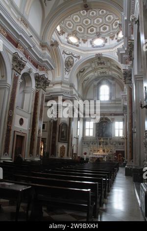 Martina Franca, Italien. Das Innere der Chiesa del Carmine aus dem 18. Jahrhundert. Stockfoto