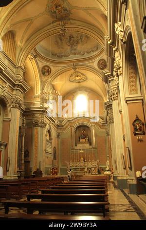 Martina Franca, Italien. Das Innere der Kirche Saint Dominic aus dem 18. Jahrhundert. Stockfoto