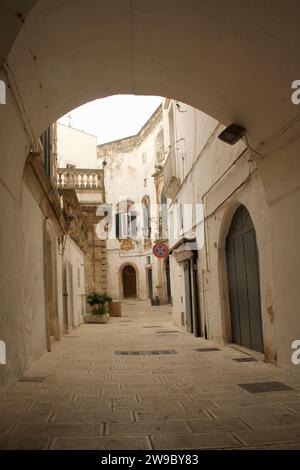 Martina Franca, Italien. Die Gasse führt zum Palazzo Marino Motolese. Stockfoto