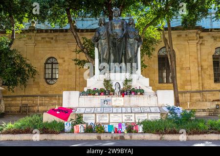 Denkmal für den ermordeten Journalisten Daphne Caruana Galizia auf Malta vor dem eigentlichen Denkmal zum Gedenken an die Verteidigung der Malteserritter gegen die Türken im Jahr 1565 vor der St. John's Cathedral in Valletta, Malta Stockfoto