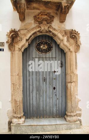 Das wunderschöne Portal des Palazzo Semeraro - Motolese im historischen Zentrum von Martina Franca, Italien Stockfoto