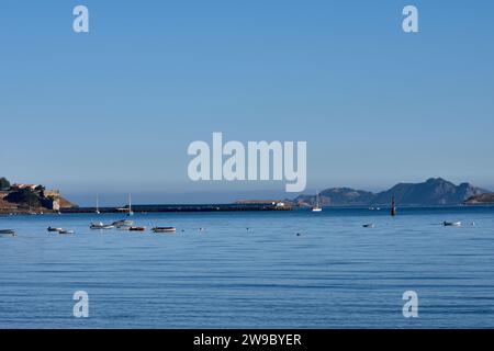 Die wunderschönen Cies-Inseln, die die Ría de Vigo schützen, vom Sabaris-Strand aus gesehen Stockfoto