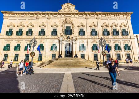 IL-Berġa ta' Kastilja ist der Wohnsitz des Ministerpräsidenten von Malta. Barock inn aus den 1740er Jahren, heute flankiert von historischen Kanonen und beherbergt das Büro des Premierministers in Valletta, Malta Stockfoto