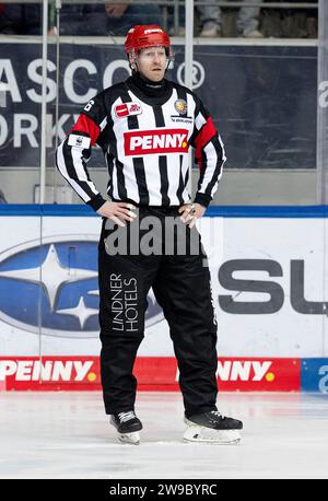 München, Deutschland. Dezember 2023. Hauptschiedsrichter Lasse Kopitz. EHC Red Bull Muenchen gegen Straubing Tigers, Eishockey, DEL, 31. Spieltag, Saison 2023/2024, 26.12.2023. Foto: Eibner-Pressefoto/Heike feiner Credit: dpa/Alamy Live News Stockfoto