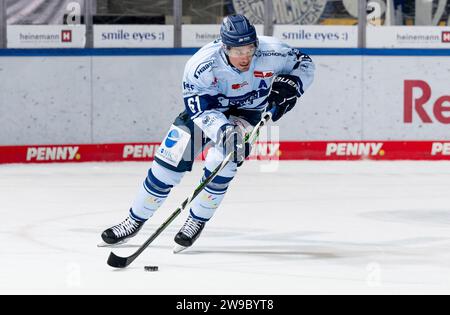 München, Deutschland. Dezember 2023. Justin Braun (Straubing Tigers, #61). EHC Red Bull Muenchen gegen Straubing Tigers, Eishockey, DEL, 31. Spieltag, Saison 2023/2024, 26.12.2023. Foto: Eibner-Pressefoto/Heike feiner Credit: dpa/Alamy Live News Stockfoto