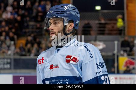 München, Deutschland. Dezember 2023. Justin Scott (Straubing Tigers, Nr. 20). EHC Red Bull Muenchen gegen Straubing Tigers, Eishockey, DEL, 31. Spieltag, Saison 2023/2024, 26.12.2023. Foto: Eibner-Pressefoto/Heike feiner Credit: dpa/Alamy Live News Stockfoto