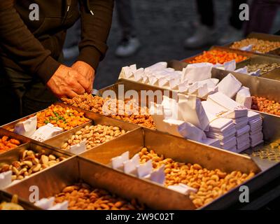 Nüsse in einem Straßenkiosk aus der Nähe verkaufen Stockfoto