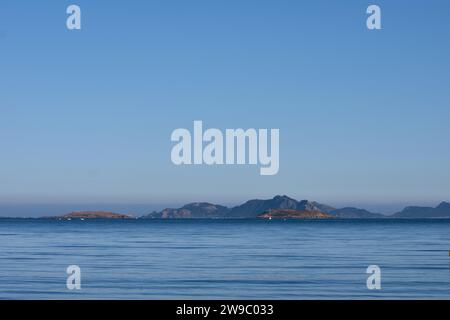 Die wunderschönen Cies-Inseln, die die Ría de Vigo schützen, vom Sabaris-Strand aus gesehen Stockfoto