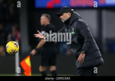 Burnley, Großbritannien. Dezember 2023. Jurgen Klopp, der Manager von Liverpool, wirft den Ball zurück. Premier League Match, Burnley gegen Liverpool im Turf Moor in Burnley, Lancs am zweiten Weihnachtsfeiertag, Dienstag, den 26. Dezember 2023. Dieses Bild darf nur für redaktionelle Zwecke verwendet werden. Nur redaktionelle Verwendung, Bild von Chris Stading/Andrew Orchard Sportfotografie/Alamy Live News Credit: Andrew Orchard Sportfotografie/Alamy Live News Stockfoto