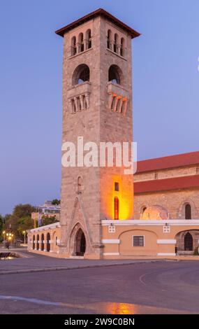 Blick auf den alten Steinturm im venezianischen Stil an der Stadtpromenade des Hafens von Mandraki. Rhodos. Griechenland. Stockfoto