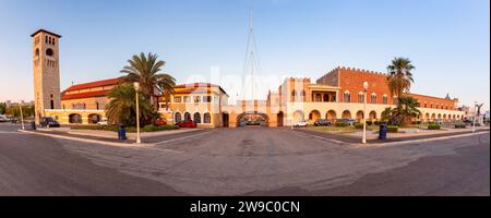 Blick auf den alten Steinturm im venezianischen Stil an der Stadtpromenade des Hafens von Mandraki. Rhodos. Griechenland. Stockfoto