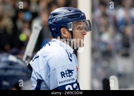 München, Deutschland. Dezember 2023. Mike Connolly (Straubing Tigers, Nr. 22). EHC Red Bull Muenchen gegen Straubing Tigers, Eishockey, DEL, 31. Spieltag, Saison 2023/2024, 26.12.2023. Foto: Eibner-Pressefoto/Heike feiner Credit: dpa/Alamy Live News Stockfoto