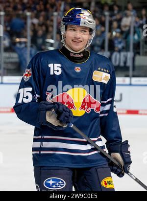 München, Deutschland. Dezember 2023. Nikolaus Heigl (EHC Red Bull Muenchen, Nr. 15). EHC Red Bull Muenchen gegen Straubing Tigers, Eishockey, DEL, 31. Spieltag, Saison 2023/2024, 26.12.2023. Foto: Eibner-Pressefoto/Heike feiner Credit: dpa/Alamy Live News Stockfoto