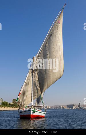 Zwei Feluken am Nil, Assuan, Ägypten, Nordafrika Stockfoto