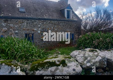 Traditionelle Häuser und Mauern auf der Atlantikinsel Ouessant Stockfoto