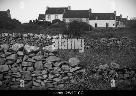 Traditionelle Häuser und Mauern auf der Atlantikinsel Ouessant Stockfoto