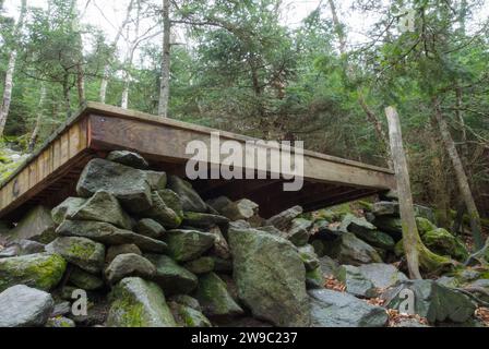 Eine Zeltplattform, hier im Jahr 2006 gesehen, im Barsch Shelter. Dieses Zeltgelände befindet sich am Perch Path in Cascade Ravine direkt neben dem Randolph Path. Stockfoto