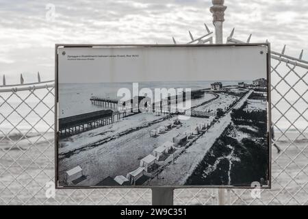 Grado, Italien - 19. November 2023: Strand- und Badeeinrichtungen nach Westen, Ende des 19. Jahrhunderts. Grado, Italien. Historisches Bild. Altes Archiv. Stockfoto