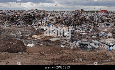 Große Mülldeponie in der Nähe der Metropole. Blick von der Drohne. Stockfoto