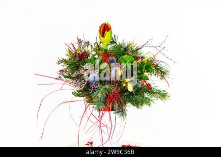 Blumenstrauß für den Winter mit amaryllis-Blüten in einer weißen Vase Stockfoto