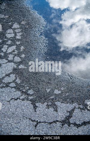 Wasser reflektierender Himmel auf Beton Stockfoto