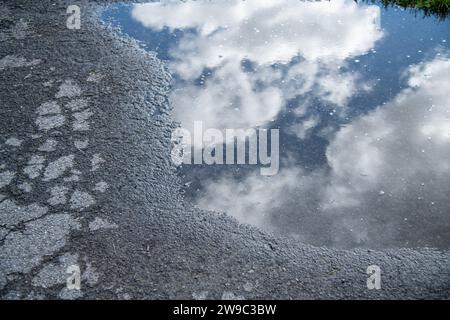 Wasser reflektierender Himmel auf Beton Stockfoto