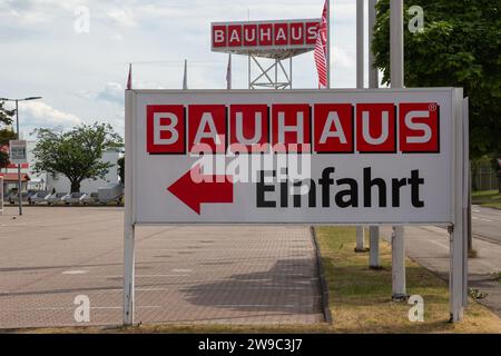 Neuwied, Deutschland - 20. Juni 2021: Das Logo BAUHAUS auf einem Schild mit einem Pfeil, der den Eingang zum Parkplatz anzeigt. BAUHAUS ist eine Einzelhandelskette für Stockfoto