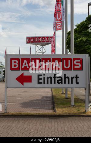 Neuwied, Deutschland - 20. Juni 2021: Das Logo BAUHAUS auf einem Schild mit einem Pfeil, der den Eingang zum Parkplatz anzeigt. BAUHAUS ist eine Einzelhandelskette für Stockfoto