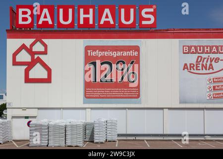 Neuwied - 20. Juni 2021: Fassade eines BAUHAUSLADENS. BAUHAUS ist eine Einzelhandelskette für Wohnungsbau, Gartenbau und Werkstatt. Stockfoto