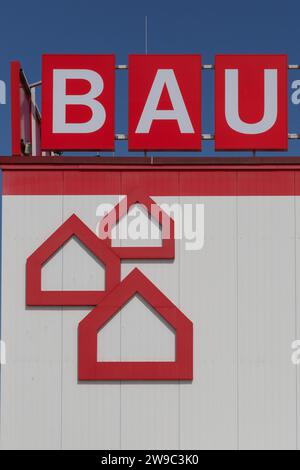 Neuwied - 20. Juni 2021: Teile der Fassade eines BAUHAUSLADENS. BAUHAUS ist eine Einzelhandelskette für Wohnungsbau, Gartenbau und Werkstatt. Stockfoto