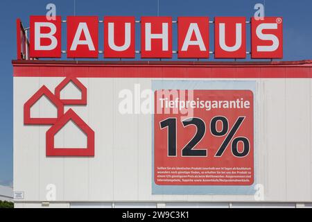 Neuwied - 20. Juni 2021: Teile der Fassade eines BAUHAUSLADENS. BAUHAUS ist eine Einzelhandelskette für Wohnungsbau, Gartenbau und Werkstatt. Stockfoto