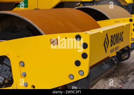 Neuwied, Deutschland - 20. Juni 2021: Angaben zu BOMAG-Laufrollen in Reihe Stockfoto