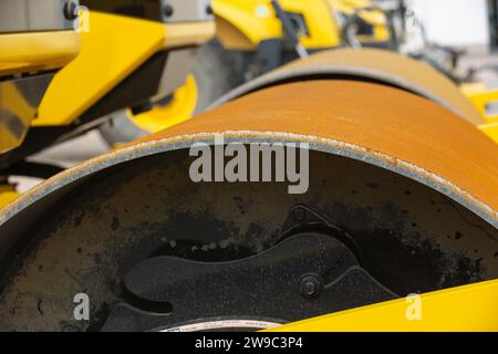 Details einer gelben Straßenwalze Stockfoto