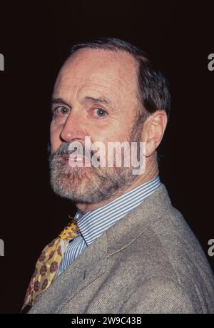 John Cleese nimmt am 21. Januar 1997 an der Premiere von „Fierce Creatures“ im Cineplex Odeon Coronet in New York Teil. Foto: Henry McGee/MediaPunch Stockfoto