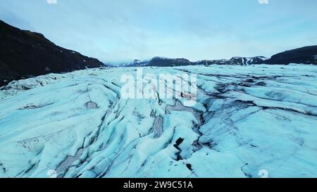 Aus der Vogelperspektive der vatnajokull Gletscherkappe, natürliche blaue Gletscherlagune, die sich auf gefrorenem See in isländischer Landschaft bildet. Riesige arktische Eisberge, die schweben, eisiges Land. Zeitlupe. Stockfoto