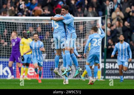 Coventry, Großbritannien. Dezember 2023. Coventry City-Verteidiger Liam Kitching (15) und Coventry City-Verteidiger Bobby Thomas (4) feiern am 26. Dezember 2023 ihr erstes Tor beim Coventry City FC gegen Sheffield Wednesday FC in der Coventry Building Society Arena, Coventry, England, Großbritannien. Credit: Every Second Media/Alamy Live News Stockfoto