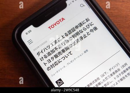 Vancouver, KANADA - 25. Dezember 2023 : Ankündigung über Daihatsu's Zertifizierungstest Unregelmäßigkeiten (Japanisch) auf Toyota Website auf einem iPhone. Stockfoto